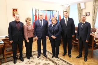 Руководитель АТЦ СНГ Е.С. Сысоев и Ректор МГЛУ И.А. Краева (в центре); слева-направо: 1-й заместитель Руководителя АТЦ СНГ Ж.Н. Сайполдаев, проректор МГЛУ по проектной деятельности и молодёжной политике И.А. Гусейнова, заместители Руководителя АТЦ СНГ П.В. Тихонов и А.Ж. Кутманов